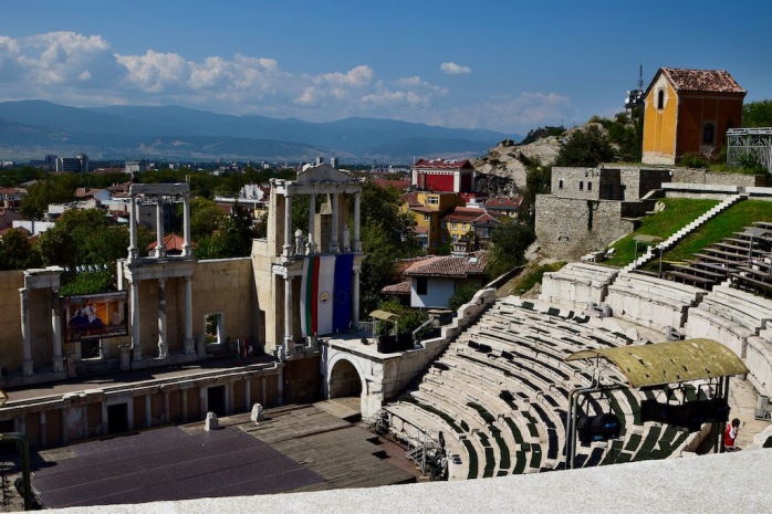 Amphitheater, Stadt und Berge im Hintergrund
