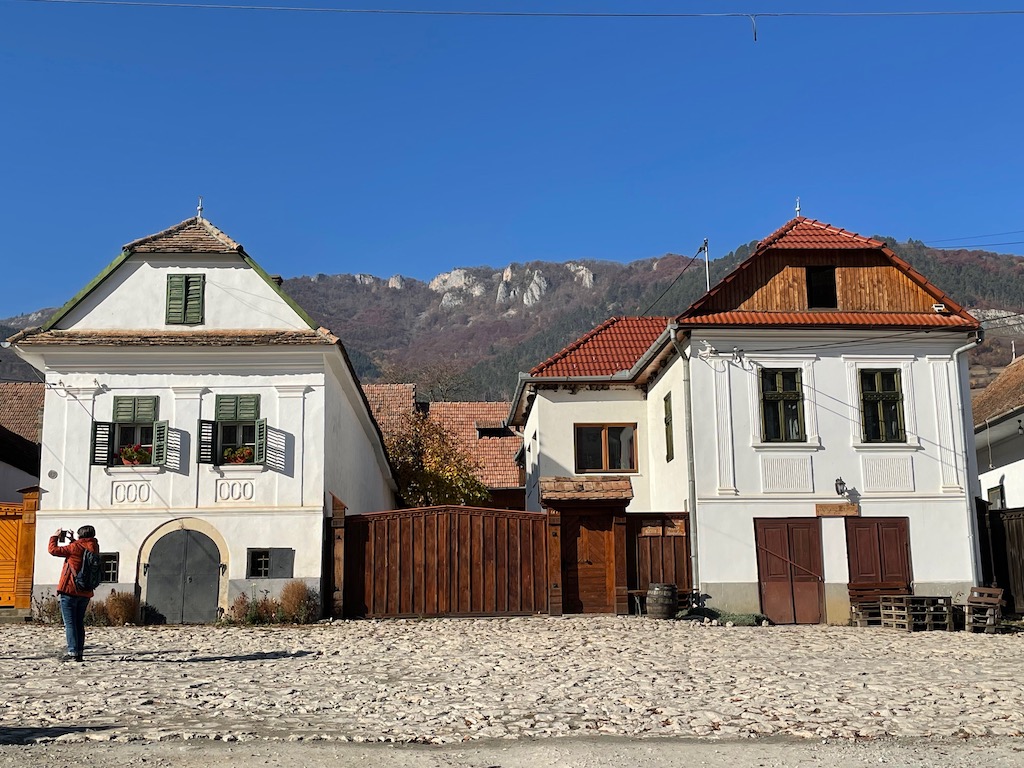 weiße Häuser ungarisches Dorf Siebenbürgen